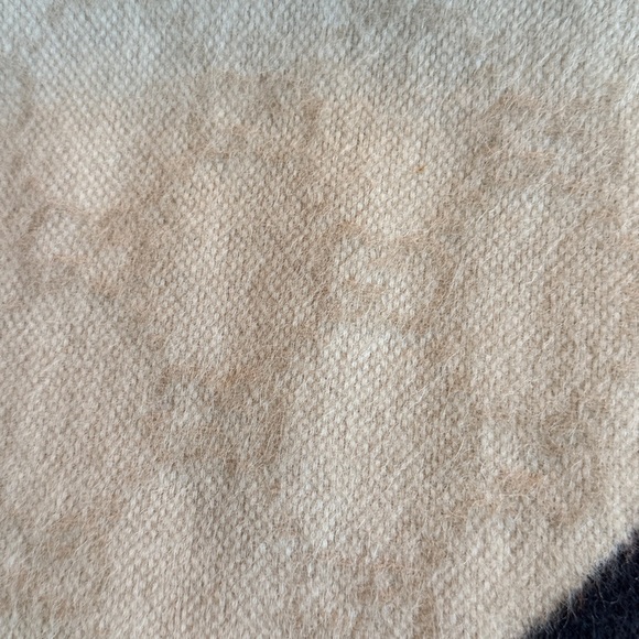 Authentic Gucci Cream GG Scarf from the sherry line - Picture 3 of 11